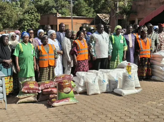 La police municipale fait parler son cœur à travers un don de vivres et de pagnes